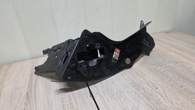 Рамка радіатора ліва A2116200316 MERCEDES