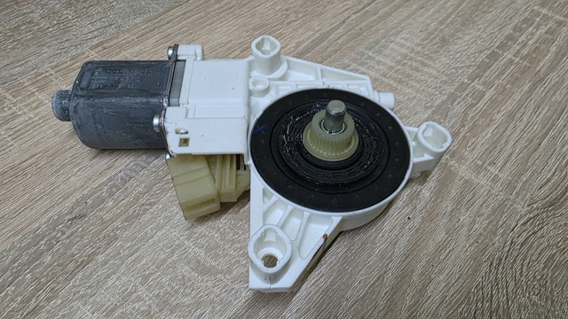 Мотор склопідйомника дверей задніх, правих A2518200208 MERCEDES