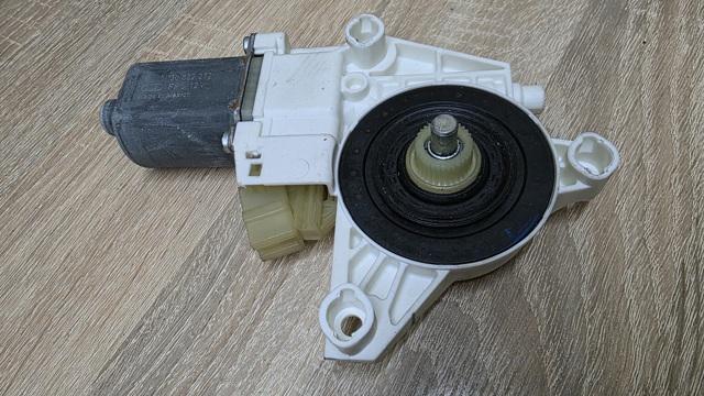 Мотор склопідйомника дверей передніх, правих A2518200842 MERCEDES