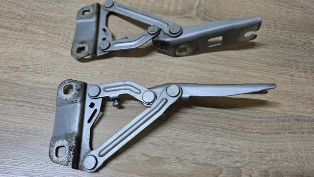 Завіса капота права A2518800228 MERCEDES