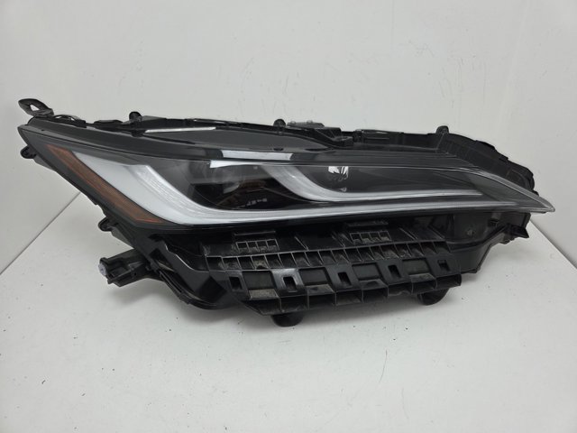 Основна фара - вставка 8111048J30 TOYOTA