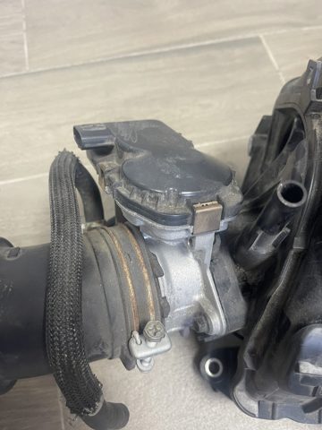 Дросільна заслінка в зборі 2203024010 TOYOTA