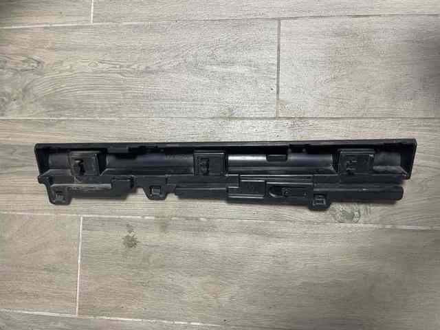 Кронштейн зовнішньої накладки порога правого 51777256916 BMW