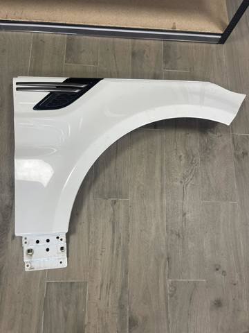 Переднє праве крило LR044231 LAND ROVER