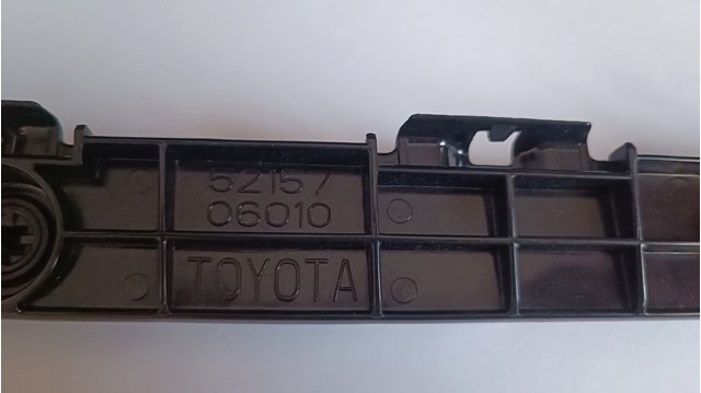 Направляюча заднього бампера, права 5215706010 TOYOTA