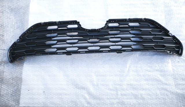 Решітка радіатора 531120R120 TOYOTA