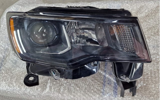 Фара передня права 68266646AE CHRYSLER