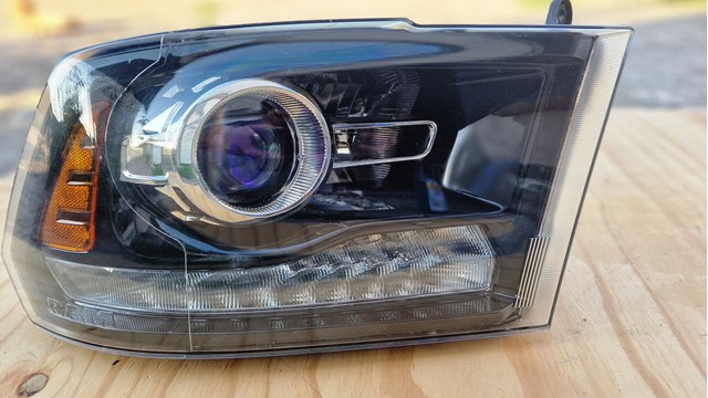 Фара передня права 68324932AD CHRYSLER