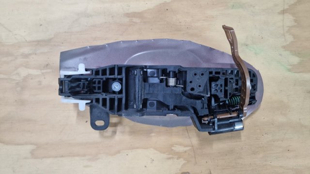 Тримач зовнішньої ручки дверей, задніх лівих 692040R070 TOYOTA