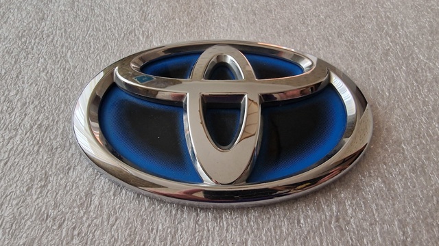 Емблема кришки багажника, фірмовий значок Тойота Яріс