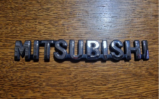 Фірмовий значок на кришку багажника Міцубісі Асх