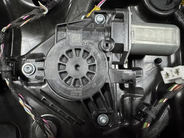 Двигун стеклопод'емника двері задньої, правої A0009060908 MERCEDES
