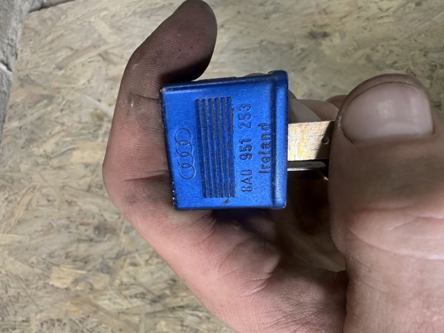 Реле управління 8A0951253 VAG