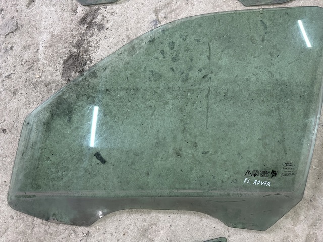 Скло водійських дверей CUB102650 LAND ROVER