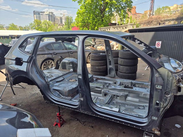 Отвір передніх правих дверей 5NL809836 VAG
