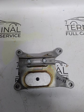Кріплення подушки коробки передач 8W0399118C VAG