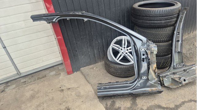 Отвір передніх правих дверей 8W5809840A VAG