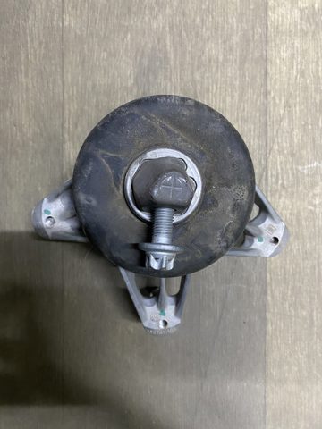 Права подушка мотора A1672405400 MERCEDES