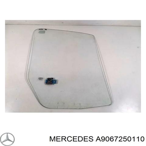Скло пасажирських дверей A9067250110 MERCEDES