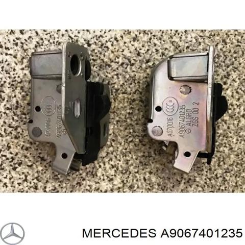 Замок задніх лівих распашних дверей, нижній A9067401235 MERCEDES