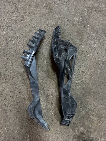 Кронштейн бампера переднього, правий 68084828AA CHRYSLER