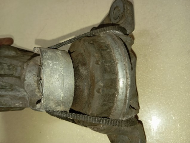 Подушка (опора) двигуна, права нижня 112100021R RENAULT