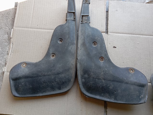 Комплект передніх бризковиків 3C0075111 VAG