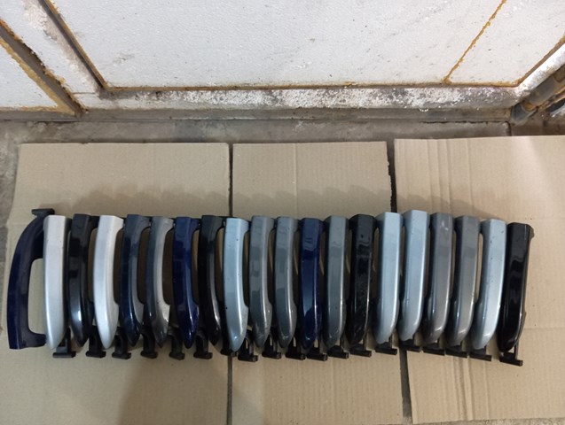 Ручка двері лівою зовнішня перед/зад 3C0837205 VAG