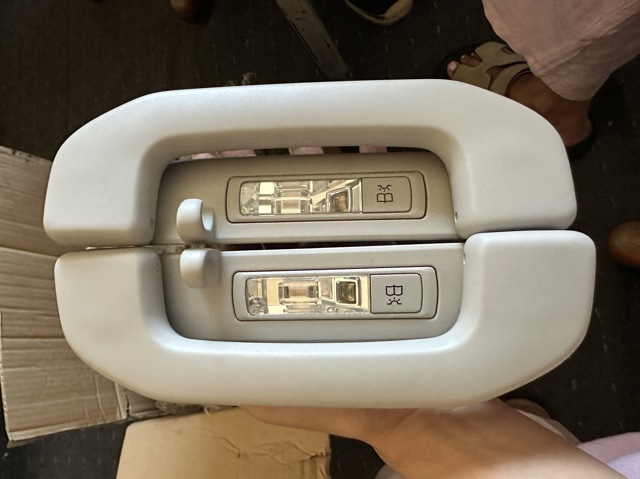 Поручні (тримачі) і гачок для одягу A0998150100 MERCEDES