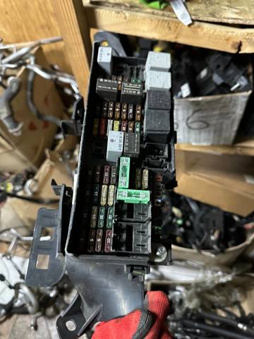 Коробка запобіжників A1645403372 MERCEDES