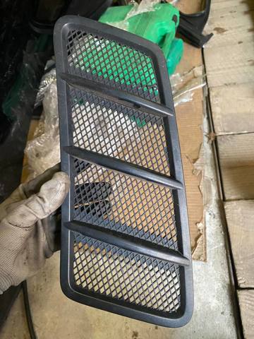Решітка капота A1668800105 MERCEDES