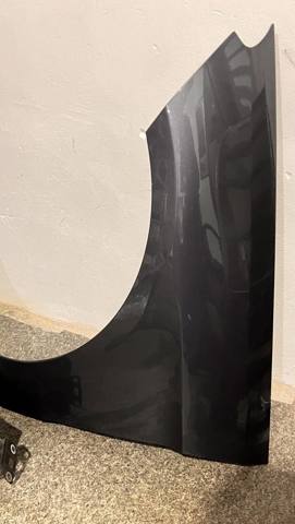 Переднє ліве крило A1668801106 MERCEDES