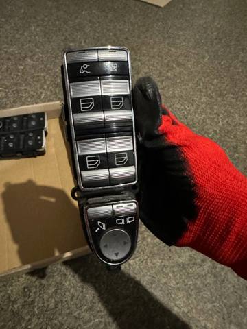 Кнопки переднього лівого склопід'ємника A1669054400 MERCEDES