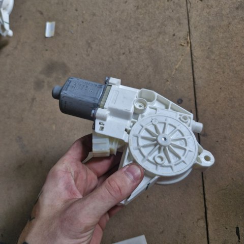 Двигун стеклопод'емника двері задньої, лівої A1669060501 MERCEDES