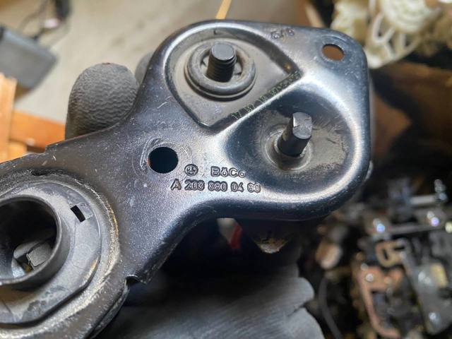 Запор капота (замок і привід замка капота) A2038800460 MERCEDES