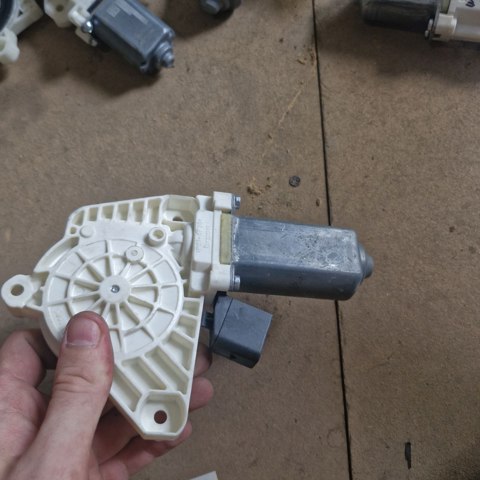 Мотор склопідйомника дверей задніх, правих A2078200642 MERCEDES