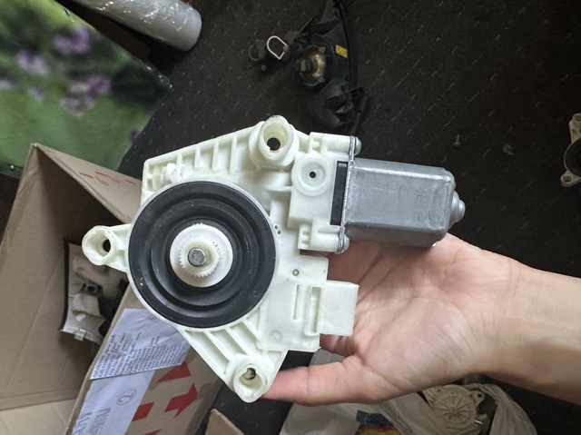 Мотор склопідйомника дверей передніх, правих A2139069501 MERCEDES