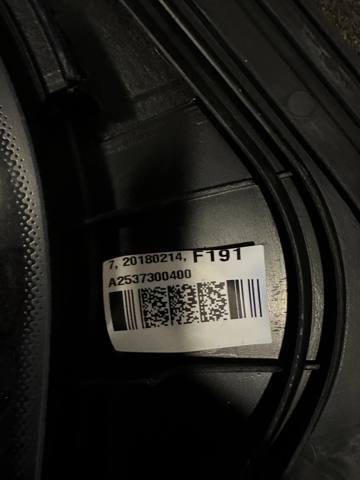 Куточок задніх правих дверей A2537300400 MERCEDES