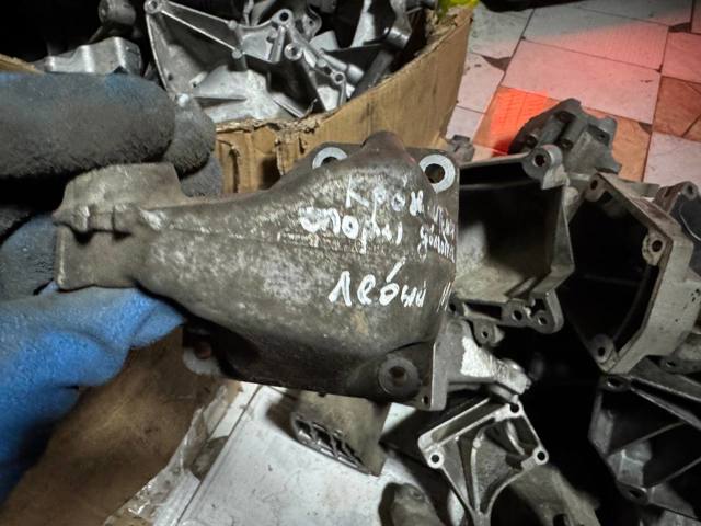 Кронштейн подушки (опори) двигуна, лівої A6422230204 MERCEDES