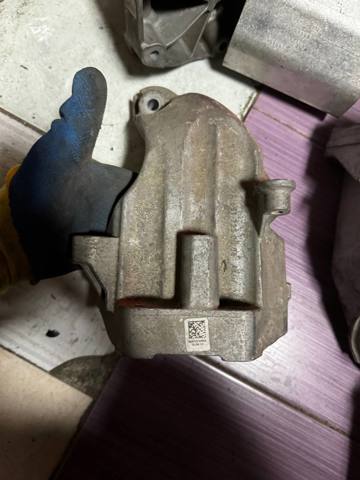 Кронштейн подушки (опори) двигуна, лівої A6512230004 MERCEDES