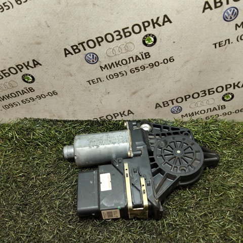 Моторчик склопідйомника двері задніх, лівих 0130821733 VAG