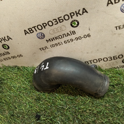 Патрубок повітряний, вихід з турбіни (наддув) 028129628A VAG