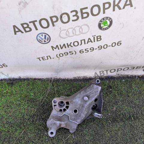 Кронштейн подушки (опори) двигуна, правої 038199207H VAG