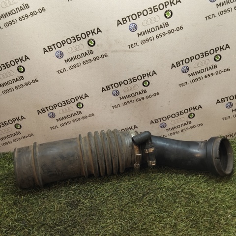 Патрубок дросельний 050133354 VAG