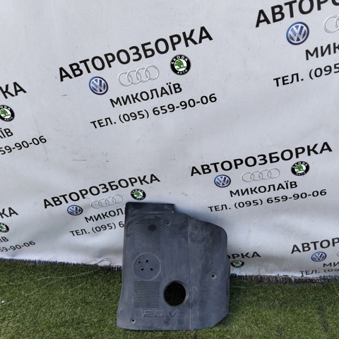 Кришка двигуна декоративна 058103724K VAG