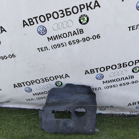 Кришка двигуна декоративна 058103724R VAG
