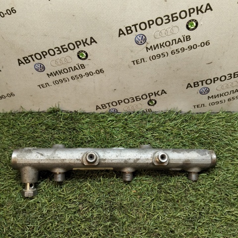 Розподільник палива (рампа), правий 059130090AH VAG