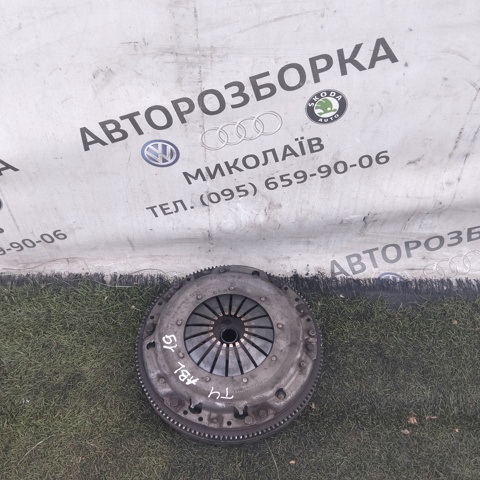 Маховик двигуна 068105271F VAG