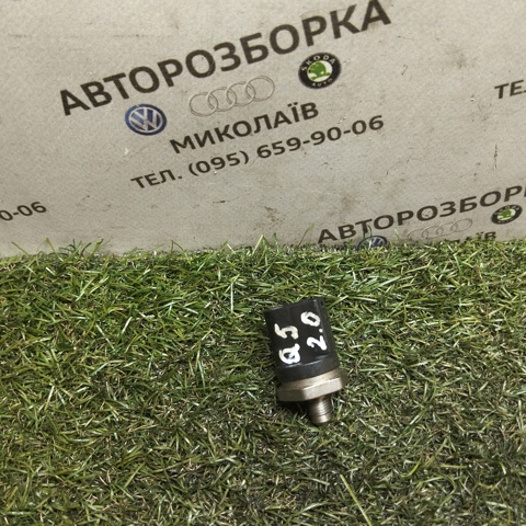 Датчик тиску палива 06H906051F VAG