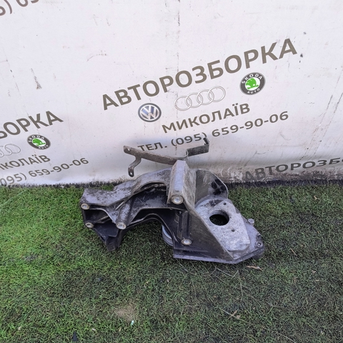 Кронштейн генератора (натяжний) 076145167 VAG